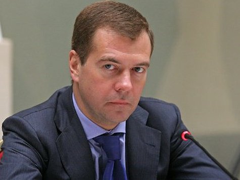 Медведев поручил держать на контроле ситуацию на трассах